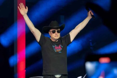 Elon Musk offers to buy Twitter