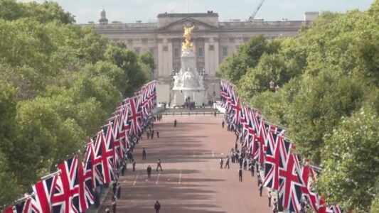 ROYAL RESPECT: Line to See Queen’s Coffin Spans 3 MILES Across London